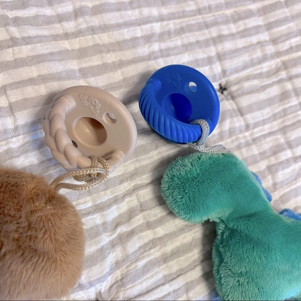 Itzy Ritzy Pacifier Set - Picture 3 of 3